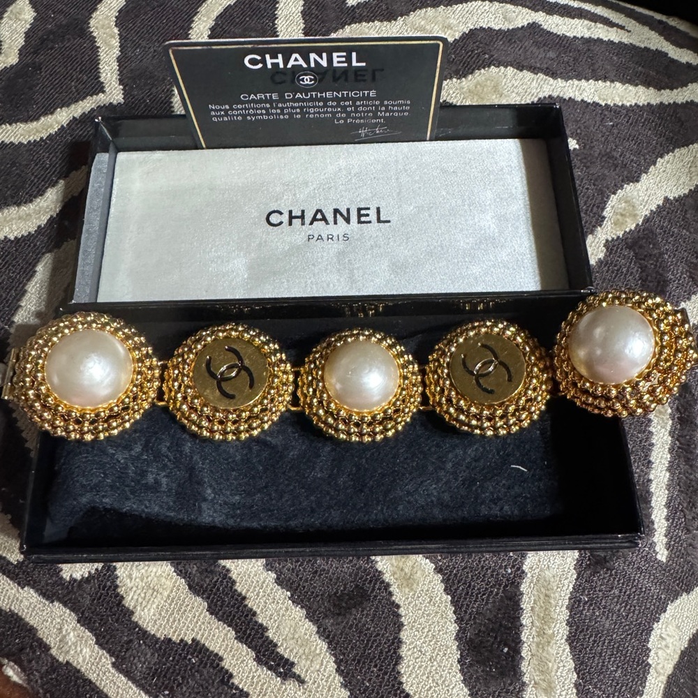 Vintage Chanel Gold tone and faux Pearl Bracelet - Picture 5 of 6